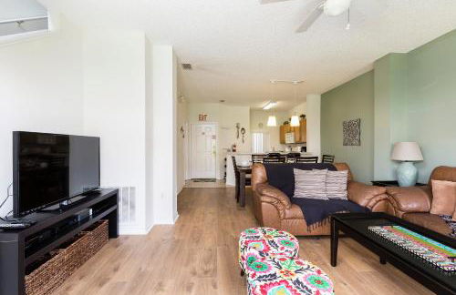 Family Getaway Townhome at Lake Berkley 15min to Disney - Foto 10