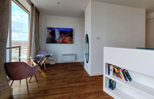 1 Bed City Studio Sleeps 3 - Wifi, Views - Photo 8