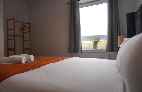 2 Bedroom House Near City Centre with Parking - Foto 17