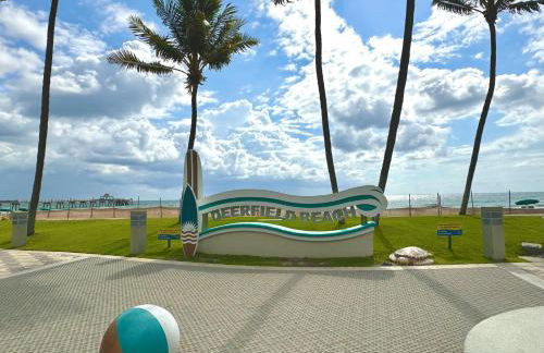 Charming Beach House w/Private Pool Paradise~WALK TO BEACH - Foto 31