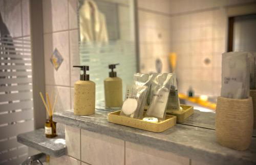 Stay by Home Deluxe Apartment WiFi-PS4-TV-Loft-Bath-Kitchen - Foto 49