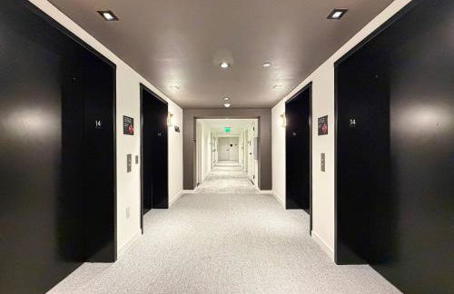 City Skyline Views & Rooftop Pool at District 225 - Foto 62