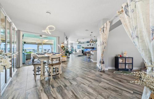 Game Room Theater Luxurious Waterfront Retreat - Photo 61
