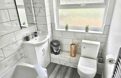 Swindon 3 Bedroom spacious home parking & garden - Foto 7