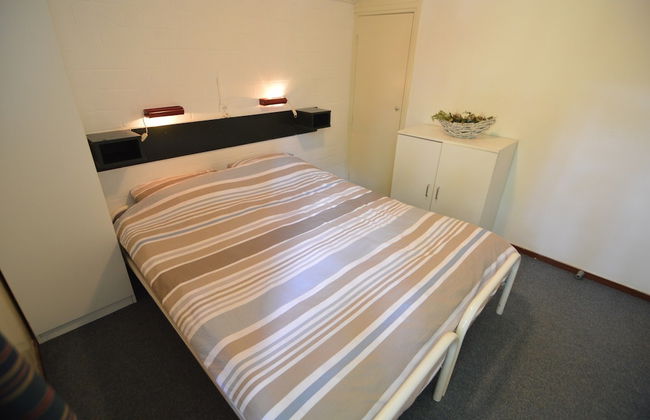 Detached Bungalow With Lovely Covered Terrace - Photo 5