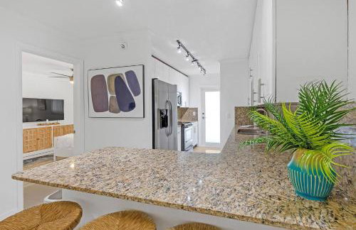 Boca Waterfront • Watch the Boats • Pool & Gym - Photo 19