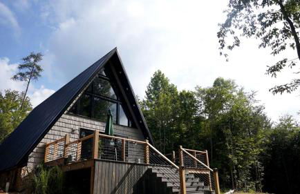 Romantic Escapes in this Stunning A-Frame in North Carolina with Access to a Private Hot Tub and Fire Pit - Foto 1