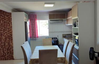 Terraço Familiar , 2 quartos com ar condicionado, 2 banheiros, churrasqueira a carvão , wi-fi, vaga para 2 carros suporta até 7 pessoas - Foto 35