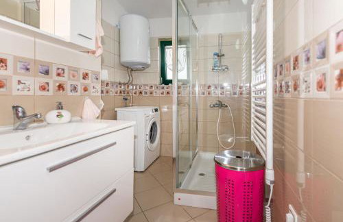 Villa Vrt, a private and fully fenced forest retreat - Photo 30