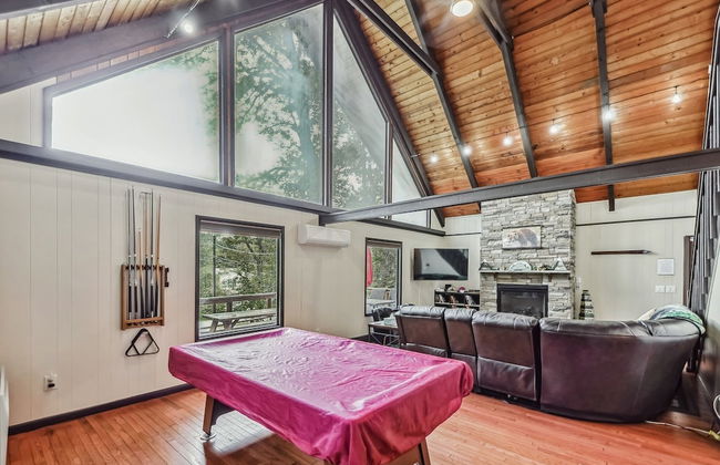 Poconos Chalet Newly Renovated, Great Location 4 Bedroom Home by RedAwning - Foto 13