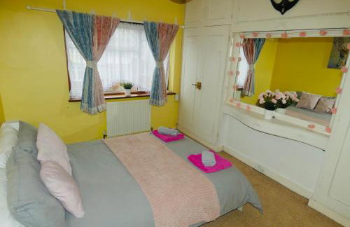 SPACIOUS 3 BED HOUSE WITH PARKING & GOOD TRANSPORT - Photo 6