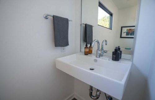 3 bed 3 bath Modern Luxury Home with Hot Tub and Rooftop Patio - Foto 46