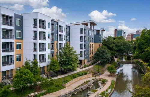 Beautiful RiverWalk Apt with Full Amenities, King Bed & Free Parking - Foto 40