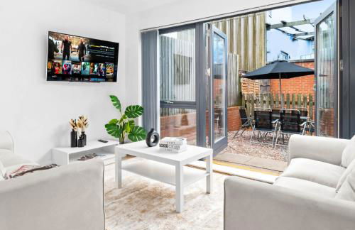 Three Bed House - Parking - Garden - Fast Wi-Fi 19LL - Foto 9