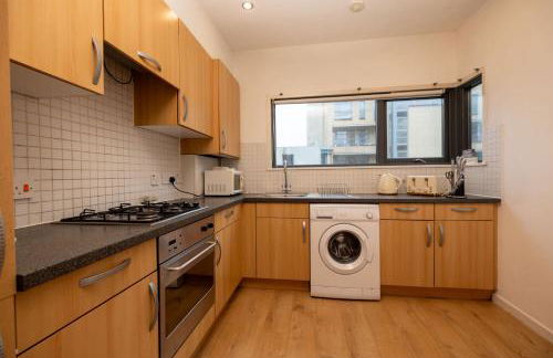 Muirhouse 2BR Apartment with Free Parking - Foto 26