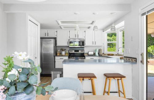 Stylish Renovation, Perfect for Families & Pets, Garage Parking, Sleeps 10 - Foto 3