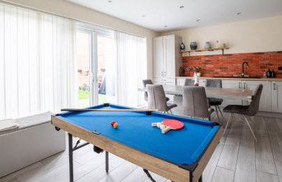 Impressive 4 Bed House Sleeps 8 - Private Parking Fast Wi-Fi Netflix & Foosball, Business Insurance and Leisure Travellers Welcome - Foto 1