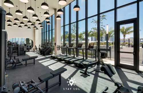 Chic 2BR Apartment Gym & Balcony Views - Foto 60