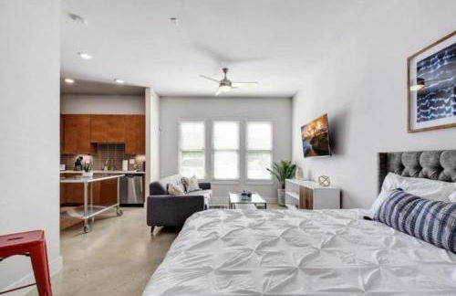 Vibrant Downtown Studio Wifi Pool Gym - Photo 10