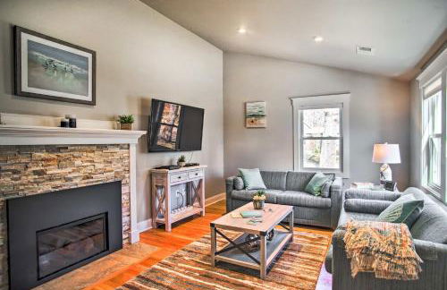 Walk to Shore Updated Buzzards Bay Cottage! - Foto 2