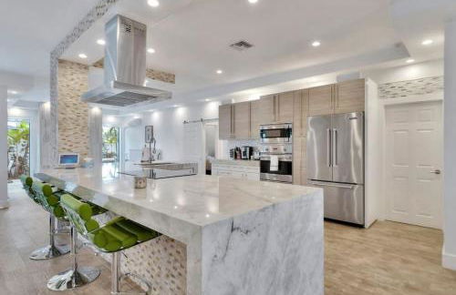 Lynoras Luxe Estate 3 bedroom 3 bath with Modern Design and Heated Pool - Foto 17