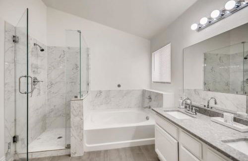 Luxurious House With A Pool, Spa, and Patio, Sleeps 6 Comfortably - Foto 10