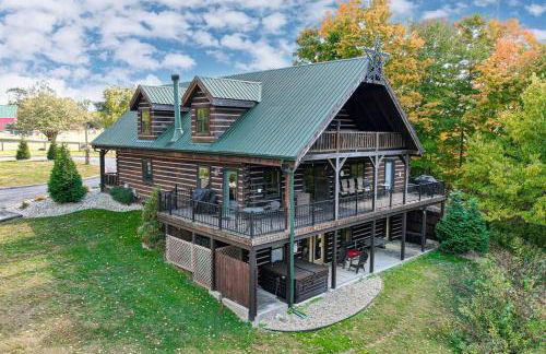 Large Log Cabin Chalet w/ Hot Tub - Horses & Lake! - Foto 55