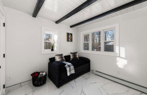 NEW Modern Barrel Getaway HOT TUB & Game Room - Foto 26