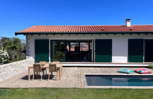 Contemporary Villa with Pool - Foto 34