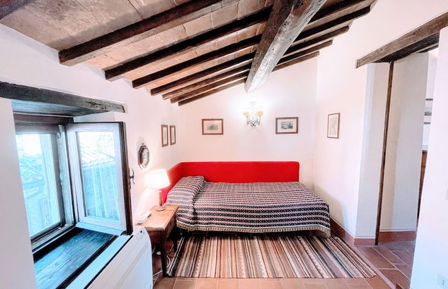 Vicolo - Sleeps 5 With air Con, Wifi, Balcony for Dining and Pool - Photo 4