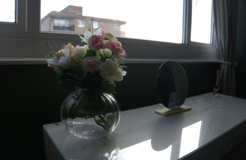 3BDR Town House in the Heart of Holyhead - Free Onsite Parking - Foto 9