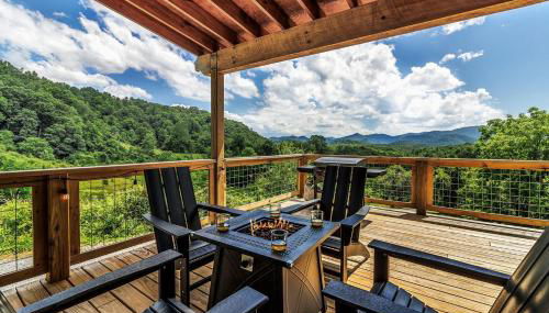 Romantic Mountain Retreat with Hot Tub and Panoramic Views Near Marshall, NC - Foto 5