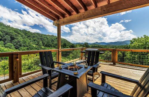 Romantic Mountain Retreat with Hot Tub and Panoramic Views Near Marshall, NC - Foto 5
