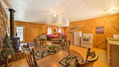 The Burgundy Cabin Iowa Retreat Pond and Fire Pit - Foto 2