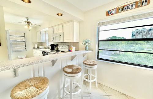 End Unit Steps from Beach Access w/ No Crazy Beach Prices - Foto 16