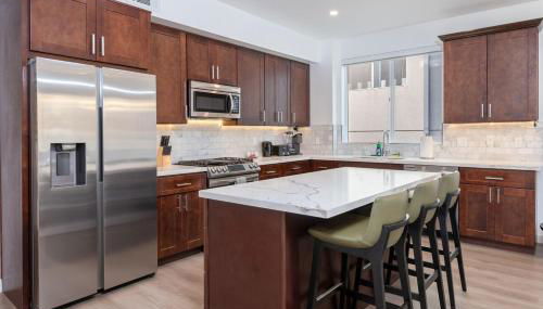 Luxury 2BR Stay Balcony Views and Free Parking - Foto 3