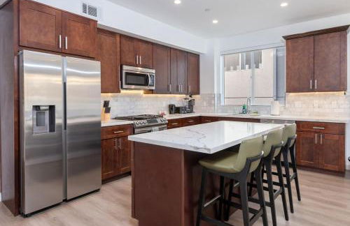 Luxury 2BR Stay Balcony Views and Free Parking - Foto 3