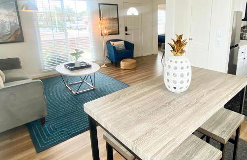 Crown Point Home w/ Cowboy Pool 2 Blocks to Bay - Foto 7