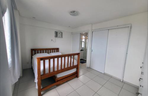 Confortável apartamento com 2 quartos, sendo um suíte, varanda, ampla sala, cozinha área de serviço e banheiro social - Foto 14