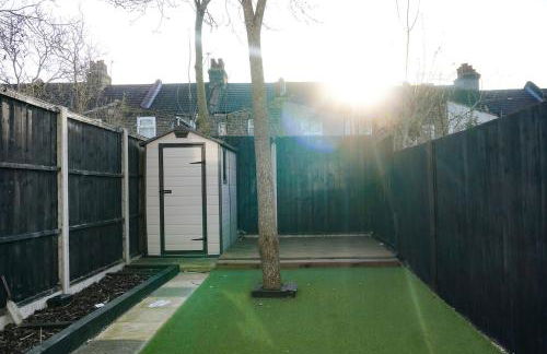 Luxury 3-Bedroom Home , with Free parking - Photo 31