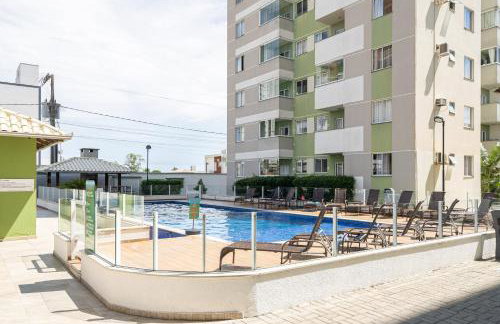 Apartamento a 400M PRAIA com PISCINA sacada com CHURRASQUEIRA privativa Wi-Fi Portaria 24h PLAYGROUND INFANTIL Quadra de esportes e vaga privativa de GARAGEM Reserve agora mesmo - Foto 5