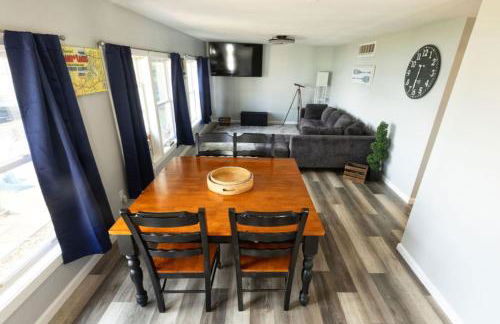 The Jackson Cottage on Grass Lake Waterfront 2 1 Nautical Cottage with Hot Tub Firepit & Year-Round Fun - Foto 19