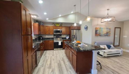 Luxury 800 Sq Ft 1 bedroom Suite Full Large Kitchen Free Laundry - Foto 3