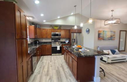 Luxury 800 Sq Ft 1 bedroom Suite Full Large Kitchen Free Laundry - Foto 3