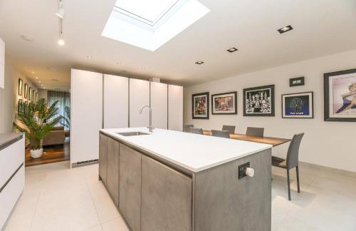 Architect-Designed Luxury Retreat 3BR Chessington - Pass the Keys - Photo 13