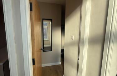 Modern 3 Bedroom house, short walk to train station and town centre, close to Manchester Airport and PLouise - Foto 5