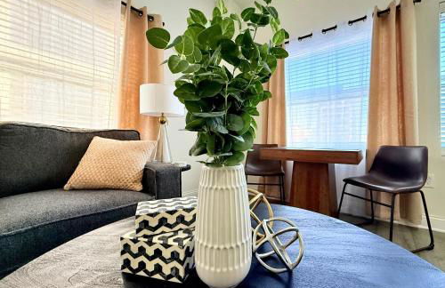 Urban Oasis with City Views and Dedicated Workspace - Foto 15