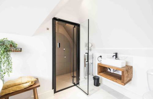 The Lymington Hub Slps 13 hot tub/chef/spa - Photo 8