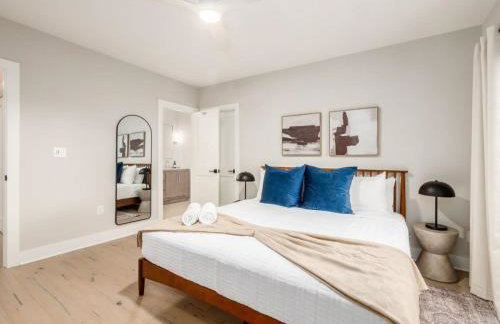 Chateau in the Village - Brand New 3BD 5BA - Foto 31