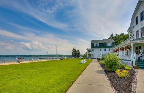 Portage Lake Condo with Deck and Pool Access! - Foto 21